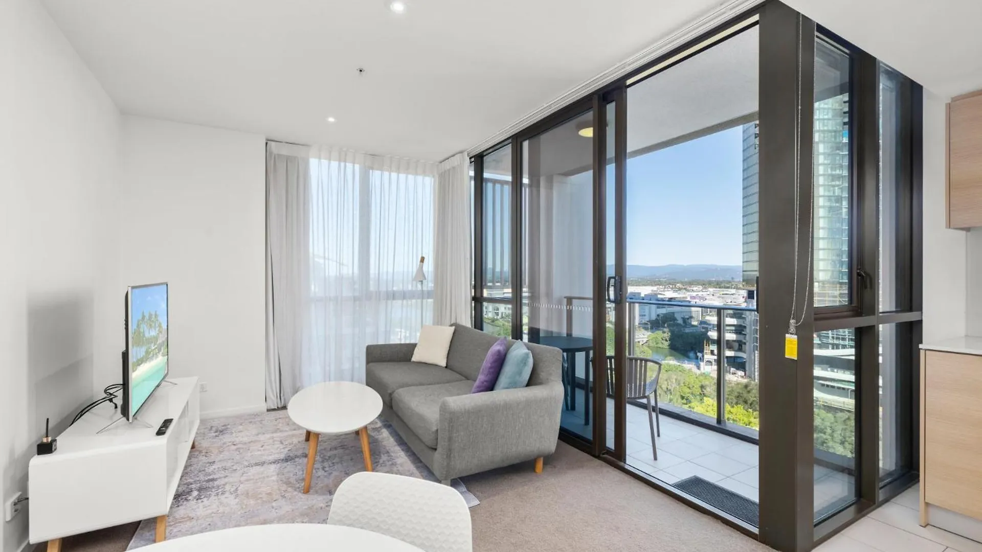 Broadbeach 1-Bed With Pool Gym Walk To The Beach Gold Coast